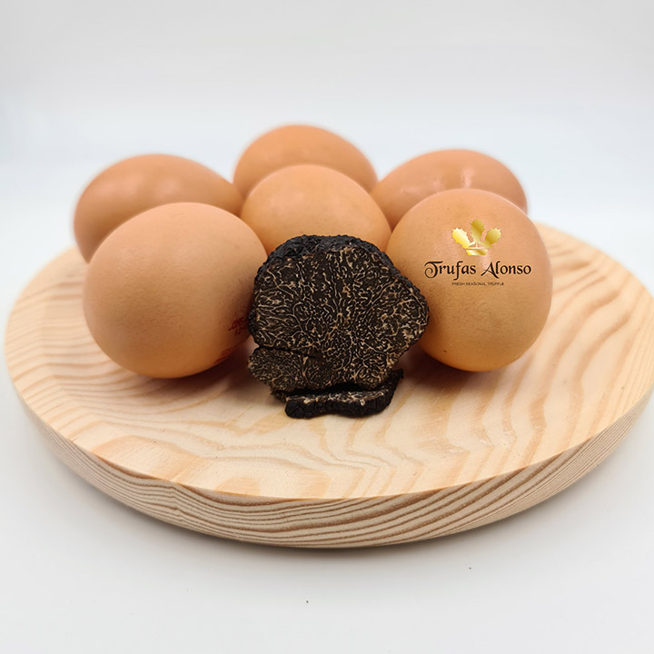 embalagem trufa negra 30 gramas e 6 ovos ao ar livre com trufa negra