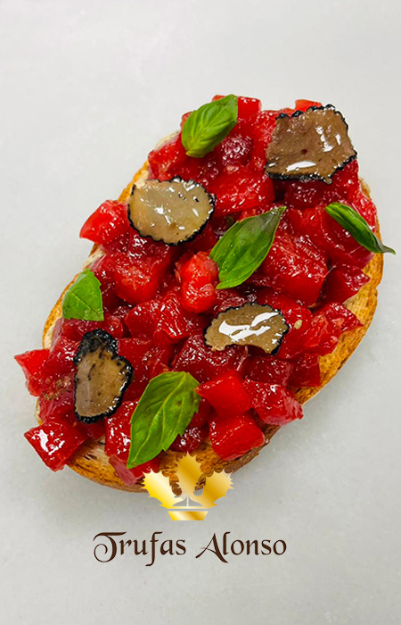 Tártaro de atum rabilho e tosta de carpaccio de trufa de verão